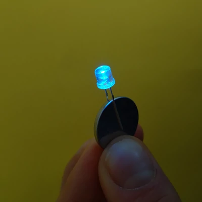 LED dióda áramkörépítéshez vagy „titkos kód" létrehozásához, kék (több színben)