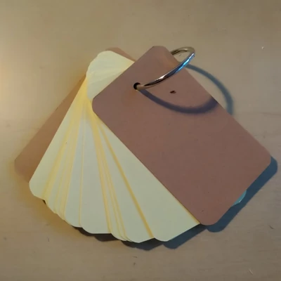 Szókártya szótanuláshoz nyitható fém kulcskarikán – 20 db-os füzér – vocabulary shuffle games