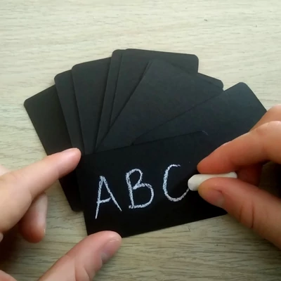 Üres fekete papírkártya – Krétával írható felületű és letörölhető – lekerekített sarkokkal