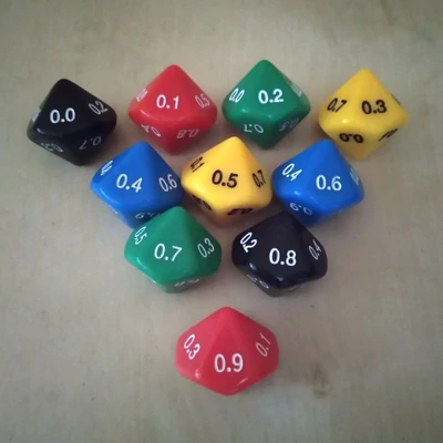 Tízoldalú kocka tizedestörtekkel számozva - számoláshoz - műveletekhez - matematika- és idegen nyelvi órán - sárga - színválaszték