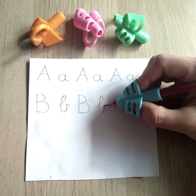 Kétujjas ceruzafogó - Írás tanulása és helyes kéztartás - Pencil grip holder – világoskék (light blue)