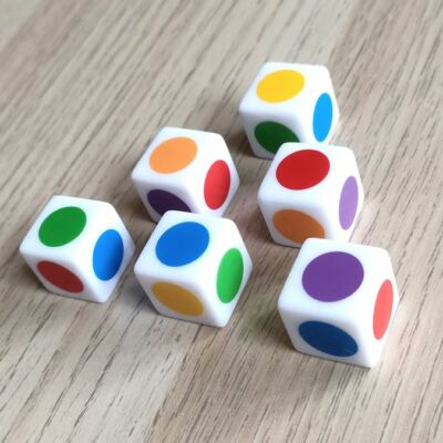 Hatszínű dobókocka színes pöttyökkel: zöld | kék | lila | piros | narancssárga | citromsárga