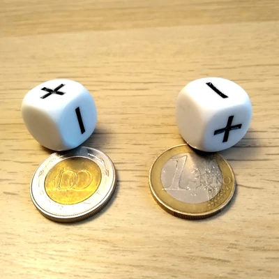 Dobókocka az összeadás + és kivonás - jelével és két üres lap – 15 mm-es fehér – számolás gyakorlása
