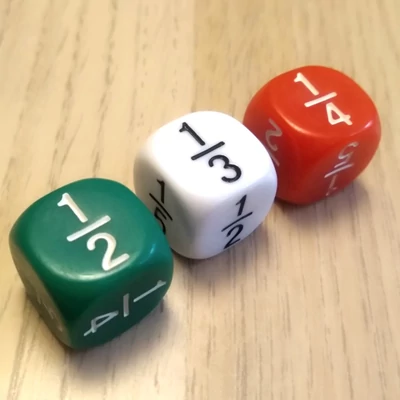 Dobókocka törtekkel (½;⅓;¼;⅕;⅙;⅛) lapjain – számolás és matek gyakorlása