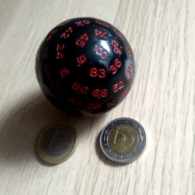 Fekete százoldalú dobókoca piros számokkal – Sorsoláshoz és tanórai játékos feladatokhoz – Black 100-faced dice for teaching w red numbers