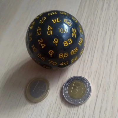 Fekete százoldalú dobókoca sárga számokkal – Sorsoláshoz és tanórai játékos feladatokhoz – Black 100-faced dice for teaching w yellow numbers