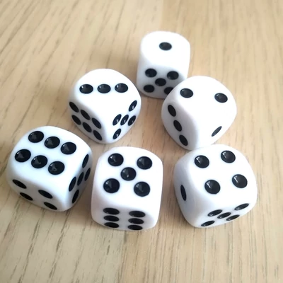 Hagyományos 16 mm-es dobókockák – Társasjátékokhoz és tanórai játékos feladatokhoz – Classic dot dice