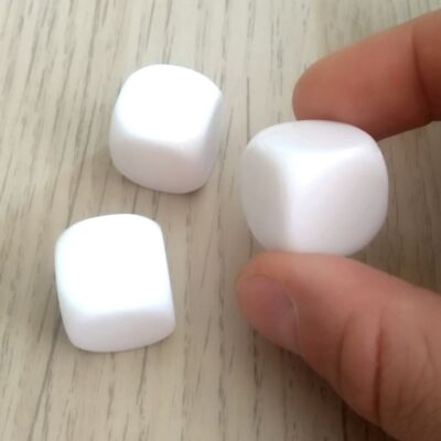 Üres dobókocka – 20 mm-es éles csúcsú – írható és lemosható felületű – gravírozható – blank white customizable blank white dice
