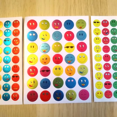 Matrica - mosolygós arcok smiley-k fémesen csillogó - 15 mm - 35 db / ív