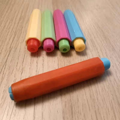 Krétatartó - krétafogó pedagógusoknak óvodába vagy rajz tanításához - Chalk holder - woodcraft marker - piros-kék