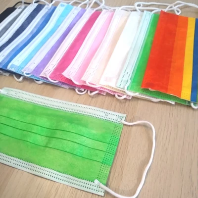 Élénkzöld színű eldobható orvosi szájmaszk – Vidám színes háromrétegű maszkok orrcsíptetővel - Intense green colorful mask