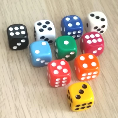 Hagyományos dobókockák 1-től 6-ig pöttyözve – 14 mm-es színes műanyag akril kockacsomag – Transparent dice set